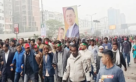 ‘লিডার আসছে’ স্লোগানে মুখর ঢাকার রাজপথ