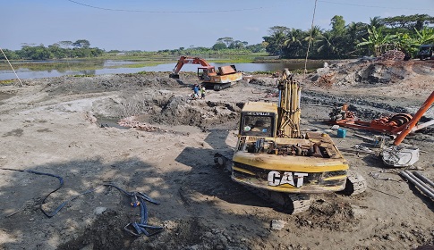 টেন্ডার ছাড়াই স্লুইচ গেট ভেঙে নেওয়ার অভিযোগ