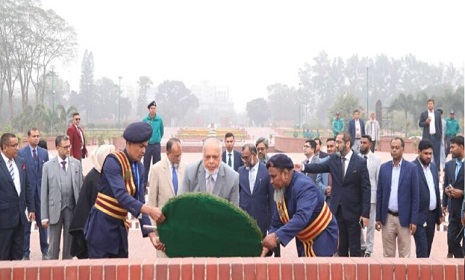 জাতীয় স্মৃতিসৌধে নতুন প্রধান বিচারপতির শ্রদ্ধা