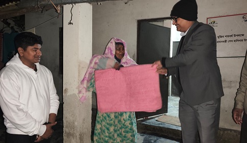 টুঙ্গিপাড়ায় শীতার্তদের মাঝে কম্বল বিতরণ করলেন ইউএনও