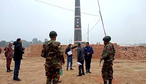 ঈশ্বরদীতে অবৈধ ইটভাটায় যৌথবাহিনীর অভিযান, শ্রমিকদের বাধা