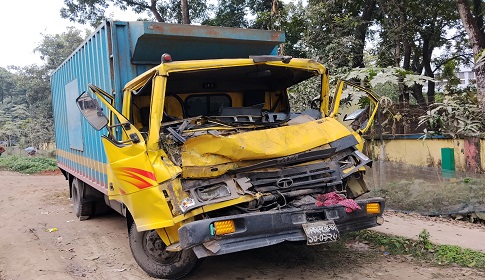 নাটোরে ট্রাকের পেছনে কাভার্ডভ্যানের ধাক্কা, নিহত ২