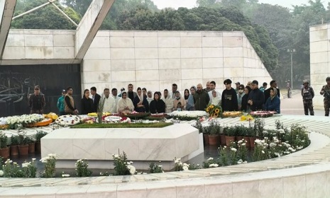 দাদা-দাদির কবর জিয়ারত করলেন জাইমা রহমান