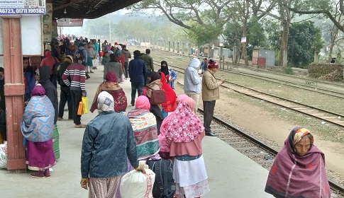 দিনে সূর্যের দেখা নেই, রাতে বৃষ্টির মতো ঝরছে কুয়াশা