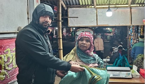 নড়াইলে অসহায় ও দুস্থ শীতার্তদের মাঝে আনিসুল ইসলাম সনির পক্ষ থেকে কম্বল বিতরণ