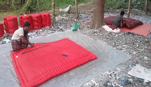 শীত জেঁকে বসতেই বেড়েছে লেপ-তোশক কারিগরদের ব্যস্ততা 