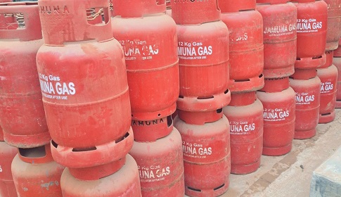 সোনাতলায় বাড়তি দামেও মিলছে না গ্যাস সিলিন্ডার