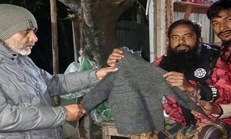 অবসরপ্রাপ্ত সেনা কর্মকর্তা উপহারের শীতবস্ত্র পেলেন পাংশা পৌর শহরের আরও দুই শতাধিক নারী ও শিশু