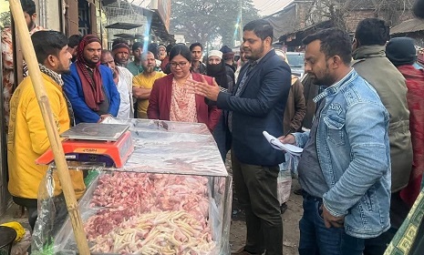 ফুলপুরে মৃত মুরগির মাংস বিক্রি, প্রশাসনের অভিযান 
