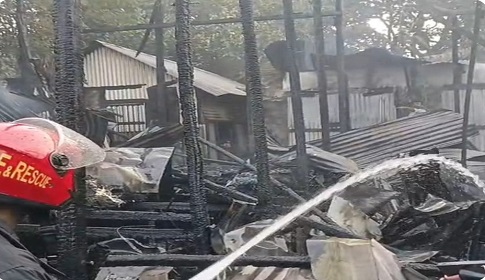 মুন্সীগঞ্জে আগুনে পুড়লো ৩টি বসতঘর