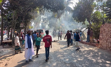 মাদারীপুরে কাভার্ডভ্যানের ধাক্কায় দুই নারীসহ প্রাণ গেলো ভ্যানের তিন যাত্রীর 