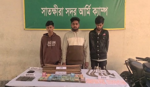 সাতক্ষীরায় ইয়াবা ও দেশীয় অস্ত্রসহ আটক ৩