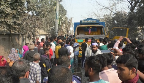 কু‌ড়িগ্রা‌মে ট্রা‌কের ধাক্কায় সাবেক সেনা সদস্যর মৃত‌্যু, ছে‌লে আহত