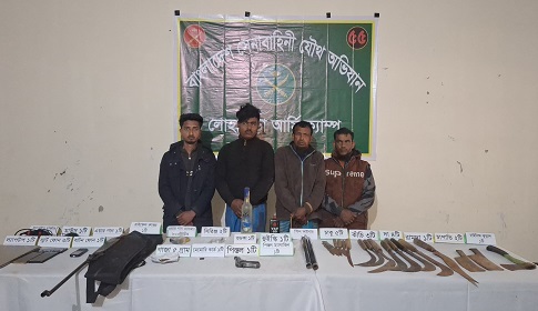 নড়াইলে আগ্নেয়াস্ত্র, গুলি ও দেশীয় অস্ত্রসহ গ্রেফতার ৪