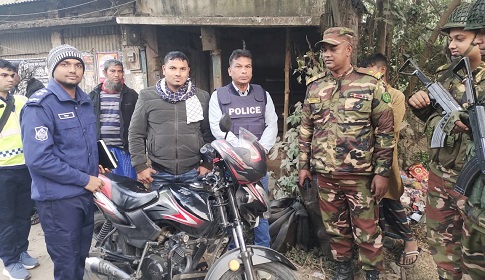 সালথায় নিরাপত্তা নিশ্চিতে যৌথবাহিনীর চেকপোস্ট 