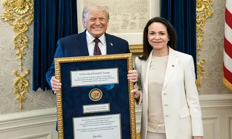 ট্রাম্পকে নিজের নোবেল পুরস্কারের পদক উপহার দিলেন মাচাদো