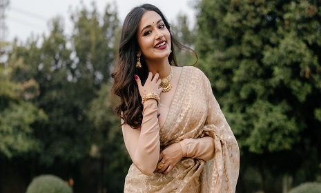 মায়ের শাড়িতে তাসনিয়া ফারিণ, ফেরালেন শৈশবের স্মৃতি