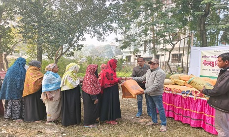 ঝিনাইদহে শীতার্তদের মাঝে কম্বল বিতরণ