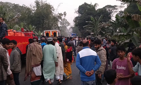 মাদারীপুরে সড়ক দুর্ঘটনায় নিহত ৭ 