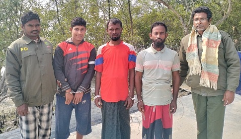 সুন্দরবনের অভয়ারণ্যে মাছ ধরার অপরাধে নৌকাসহ ৩ জেলে আটক