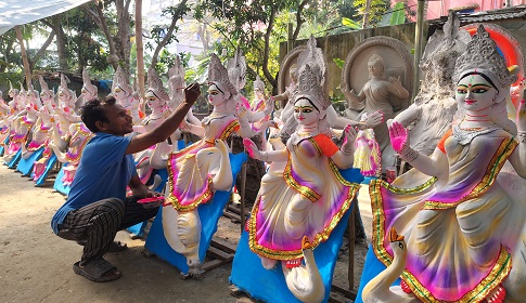 সাতক্ষীরায় সরস্বতী পূজা উপলক্ষ্যে প্রতিমা তৈরিতে ব্যস্ত মৃৎশিল্পীরা