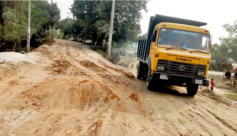 বেহাল সড়কে ঈশ্বরদীর দুই ইউনিয়নে দুর্ভোগে লাখো মানুষ