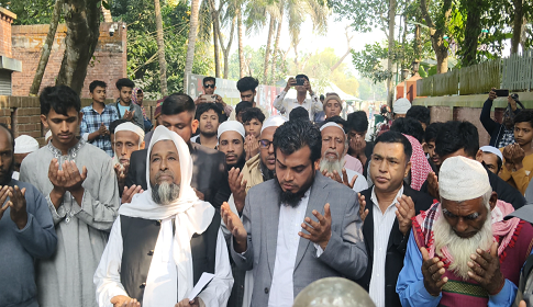 অনুমতি না পেয়ে গেটে দাঁড়িয়ে শেখ মুজিবের কবর জিয়ারত স্বতন্ত্র প্রার্থীর