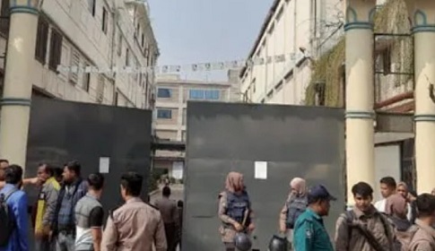 গাজীপুরে পোশাক শ্রমিকদের সাথে পুলিশের ধাওয়া-পাল্টা ধাওয়া