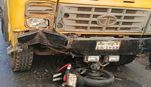 নড়াইলে কাভার্ড ভ্যান-মোটরসাইকেল মুখোমুখি সংঘর্ষে যুবক নিহত