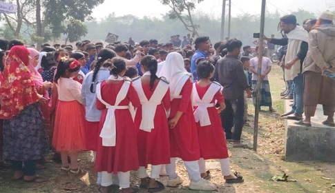 নড়াইলে শিক্ষার্থীর শ্লীলতাহানির বিচারের দাবিতে বিক্ষোভ, ক্লাস বর্জন 