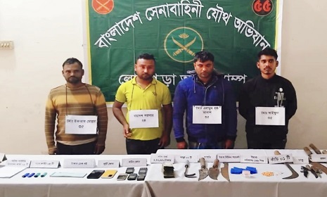 নড়াইলে যৌথ বাহিনীর অভিযানে মাদক, দেশীয় অস্ত্র ও নগদ টাকা উদ্ধার, গ্রেফতার ৪ জন 