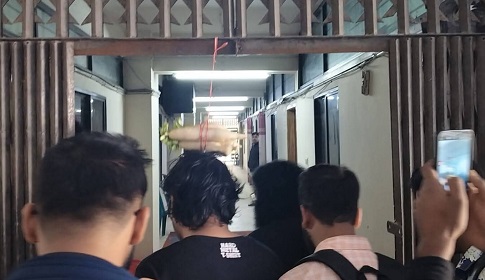 গোপালগঞ্জ প্রযুক্তি বিশ্ববিদ্যালয়ে ‘মুলা’ ঝুলিয়ে অভিনব প্রতিবাদ 