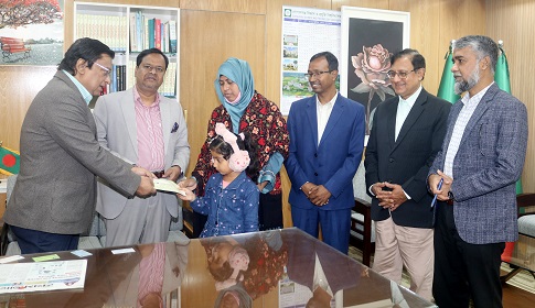 সিএসই বিভাগের প্রয়াত শিক্ষকের পরিবারের সদস্যদের হাতে পেনশনের চেক হস্তান্তর