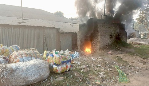 ধান সিদ্ধ করতে তুষের বদলে পলিথিন–টায়ার–প্লাস্টিক ব্যবহার! 