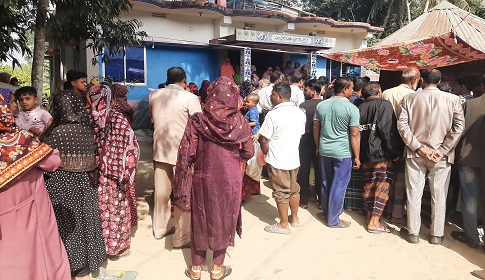 বেড়িবাঁধে টমেটো তুলতে গিয়ে বৈদ্যুতিক তারে জড়িয়ে দুই ঘের মালিকের মৃত্যু 