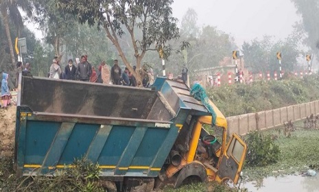মহাদেবপুরে ট্রাকচাপায় নিহত ৫
