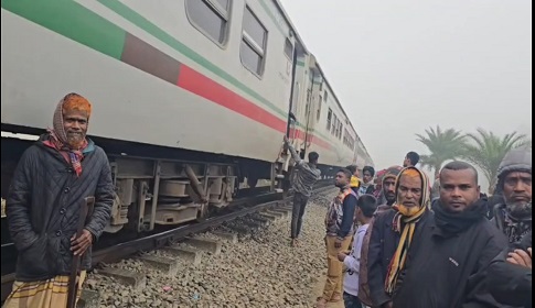 হিলিতে ট্রেনের ইঞ্জিন থেকে বগি বিচ্ছিন্ন, বন্ধ ছিলো রেল যোগাযোগ 