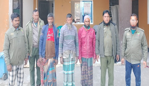 সুন্দরবনে কাঁকড়া ধরার অপরাধে ৩ জেলে আটক