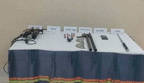 রাজবাড়ীতে যৌথ বাহিনীর অভিযানে দেশীয় অস্ত্র ও মাদক উদ্ধার