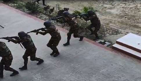 সাতক্ষীরার কালিগঞ্জে সেনাবাহিনীর মহড়া