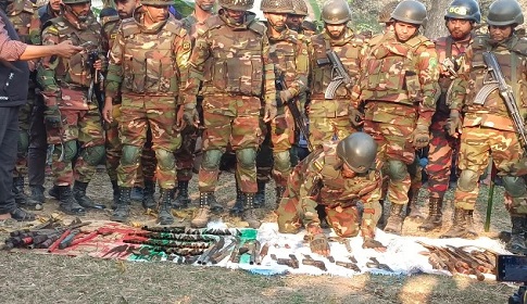 ফরিদপুরের কানাইপুরে পুকুরে মিললো বিপুল পরিমান দেশি-বিদেশি অস্ত্র