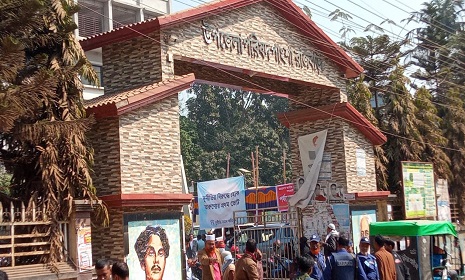 পাংশায় উৎসবমুখর পরিবেশে নির্বাচনী সরঞ্জাম হস্তান্তর 