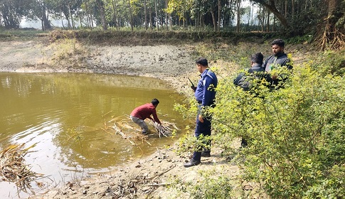 ঠাকুরগাঁওয়ে ভোটকেন্দ্রের পাশের পুকুর থেকে বিপুল পরিমান দেশীয় অস্ত্র উদ্ধার