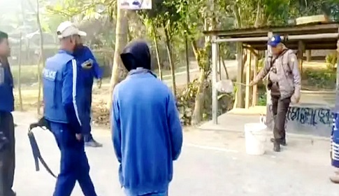 ফরিদপুরে কেন্দ্রের পাশ থেকে বোমা সাদৃশ্য বস্তু উদ্ধার