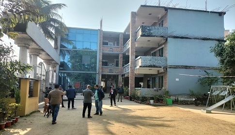 গোপালগঞ্জ ভোটকেন্দ্রে ককটেল হামলা, দুই আনসার সদস্যসহ আহত  ৩