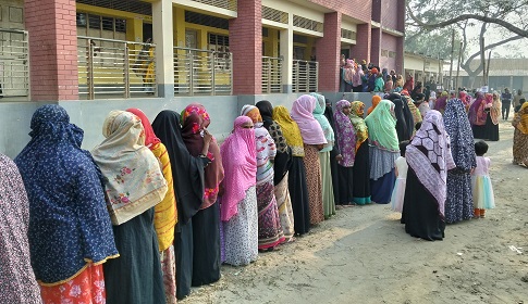 সোনাতলায় উৎসবমুখর পরিবেশে ভোটগ্রহণ
