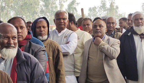 লাইনে দাঁড়িয়ে ডা. জাহিদের ভোট প্রদান