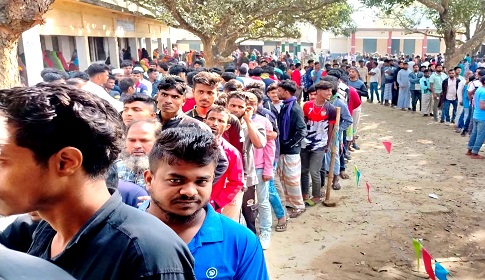 উৎসবমুখর পরিবেশে ঈশ্বরদীতে ভোটগ্রহণ চলছে