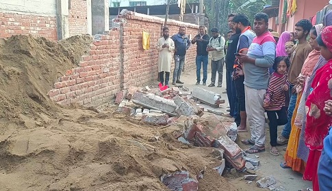 দিনাজপুর স্কুলের প্রাচীর ভেঙে ৫ মহিলা আহত 