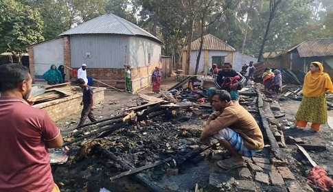 ৫টি ঘর পুড়ে ছাই, প্রায় ১০ লক্ষ টাকার ক্ষয়ক্ষতি 